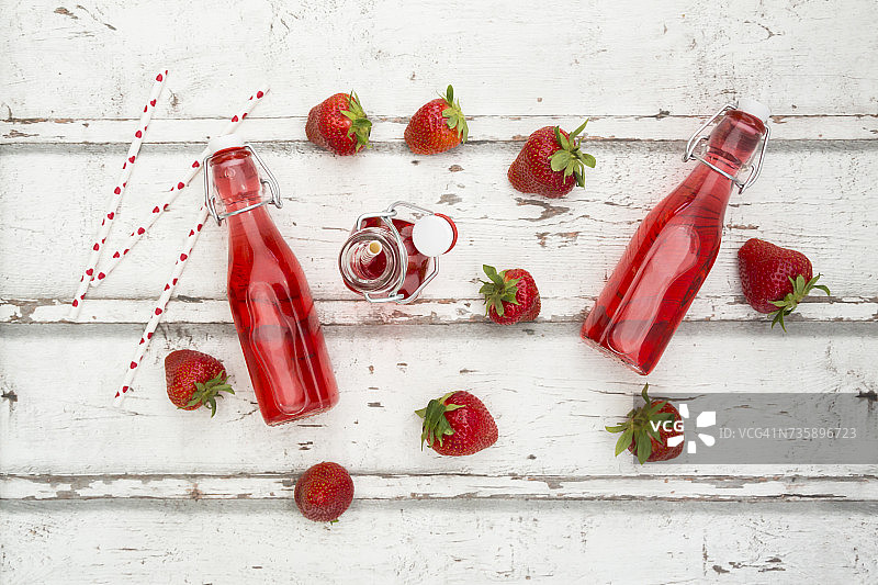 三瓶自制草莓柠檬水和草莓图片素材
