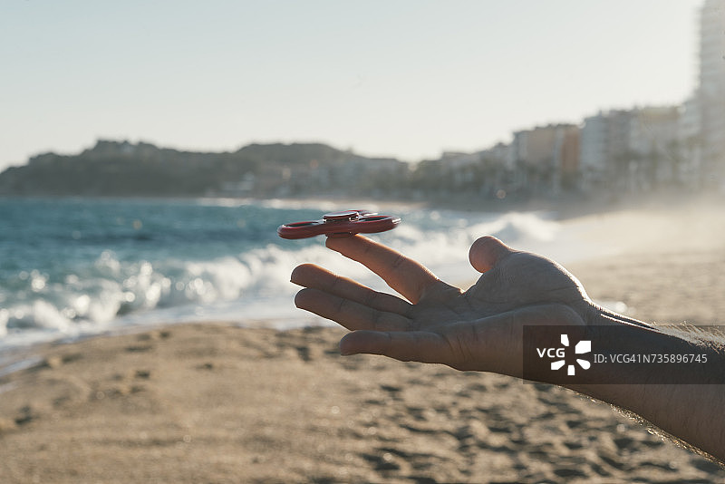 男子用手指平衡指尖陀螺图片素材