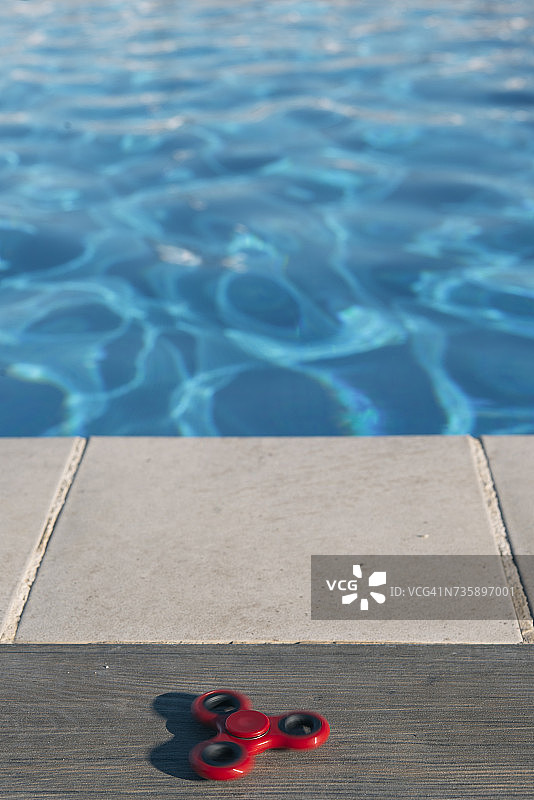 游泳池边的指尖陀螺图片素材