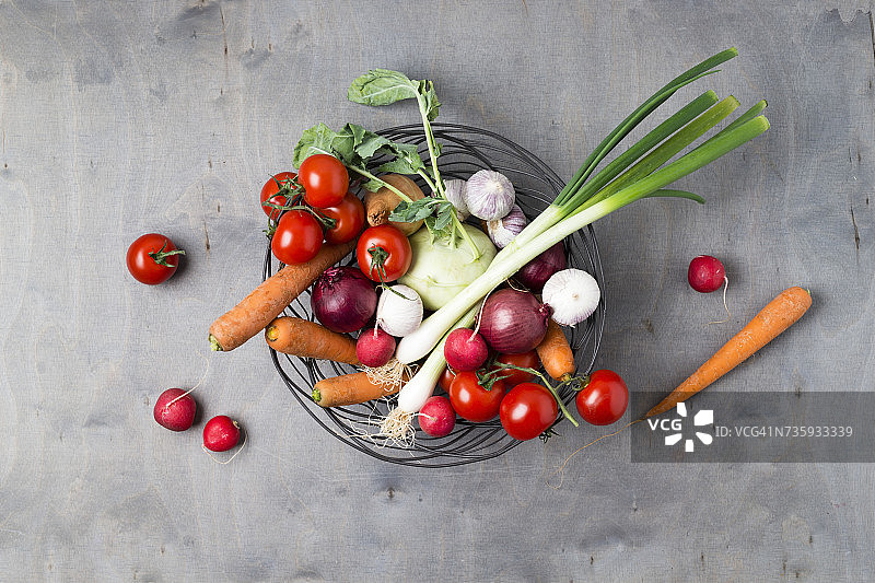 木桌上的蔬菜金属篮图片素材