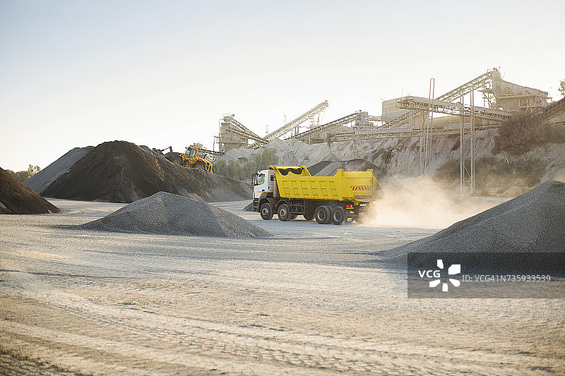 采石场的翻斗车图片素材
