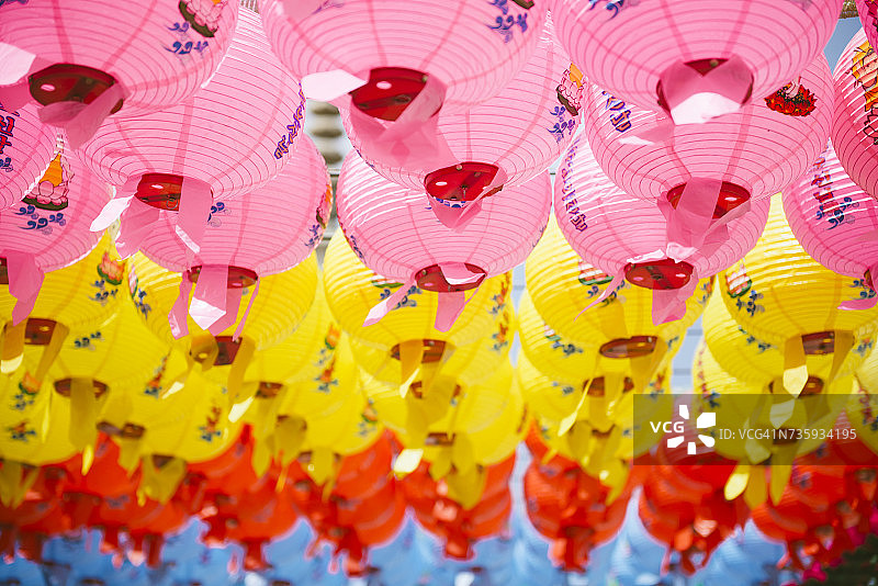 韩国庆州佛国寺内庆祝佛诞的彩色灯笼图片素材