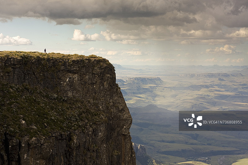 孤独的徒步者，皇家纳塔尔国家公园圆形剧场徒步小径，南非夸祖鲁-纳塔尔省图片素材