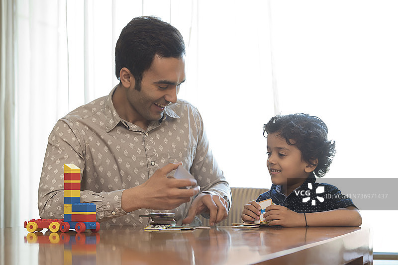 父子玩纸牌游戏图片素材