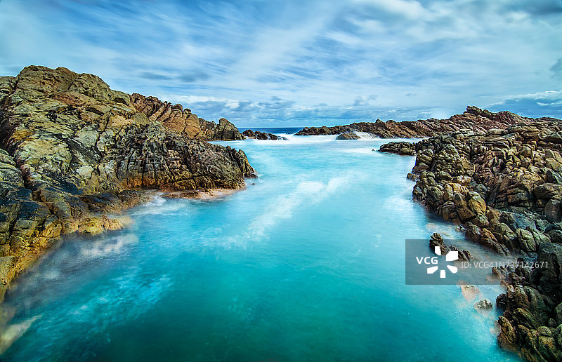 西澳大利亚雅林加普海滩岩石上的海浪图片素材