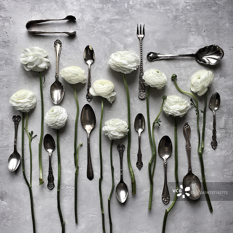 餐具和白色花毛茛花图片素材