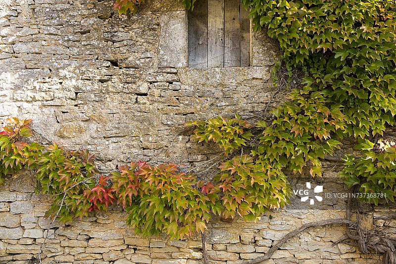 法国勃艮第博恩郊外的圣罗曼小村庄图片素材