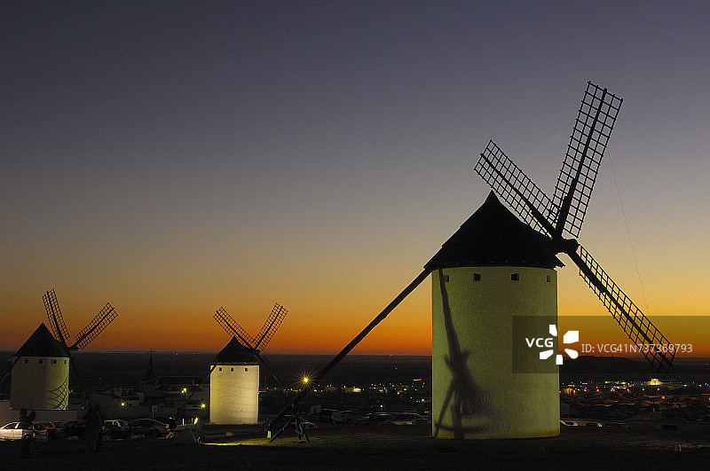 西班牙坎波德克里普塔纳的日落风车图片素材