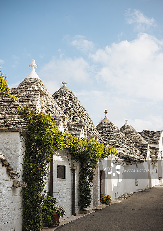 意大利普利亚阿尔贝罗贝洛的白色石顶小屋图片素材