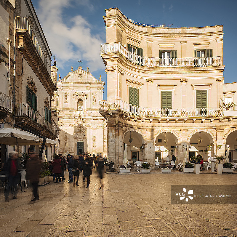 意大利普利亚马丁纳弗兰卡城镇广场的游客图片素材