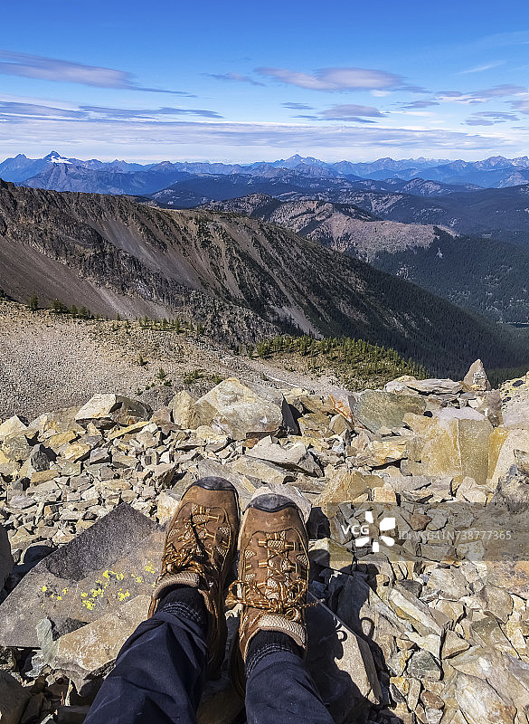 女子站在弗罗斯蒂山顶的岩石上，俯瞰E.C. Manning省立公园图片素材