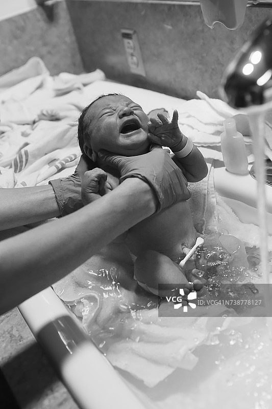 护士给新生儿洗澡图片素材