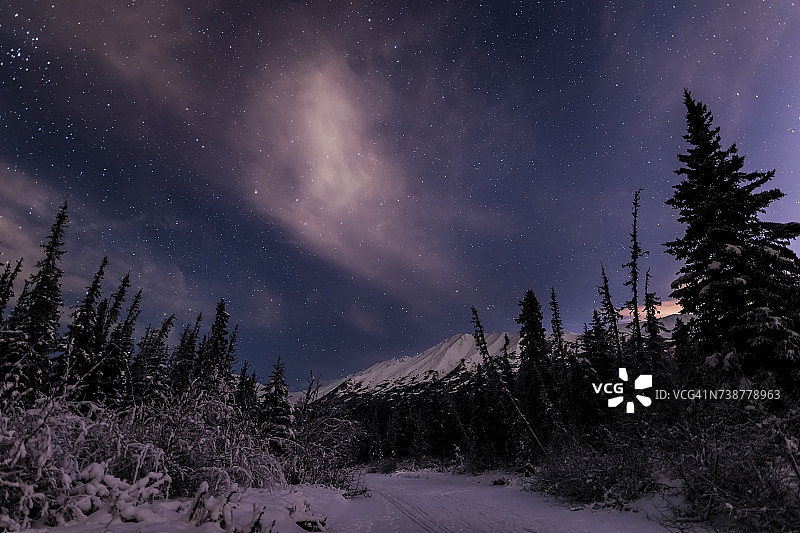 阿拉斯加中南部楚加奇山脉和老鹰河谷冬至夜空图片素材