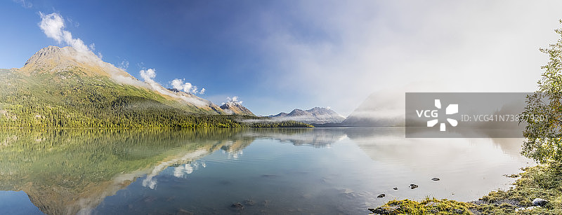 美国阿拉斯加州中南部库珀登陆日出时分的基奈湖全景和雾气图片素材