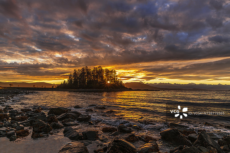 朱诺附近内通道的日落，远处是奇尔卡特山脉图片素材