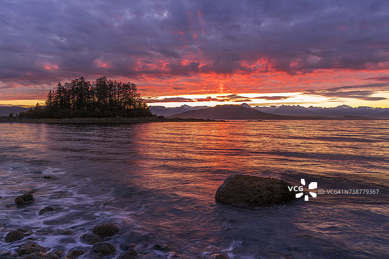 朱诺附近内通道的日落，远处是奇尔卡特山脉图片素材