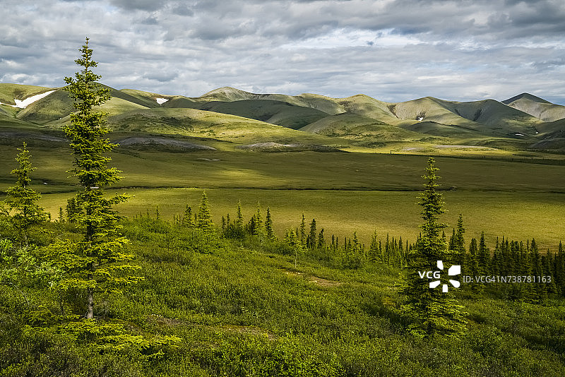 北极圈内的理查森山脉图片素材