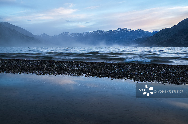 在海恩斯枢纽附近的克卢恩湖上的一个刮风的夜晚图片素材
