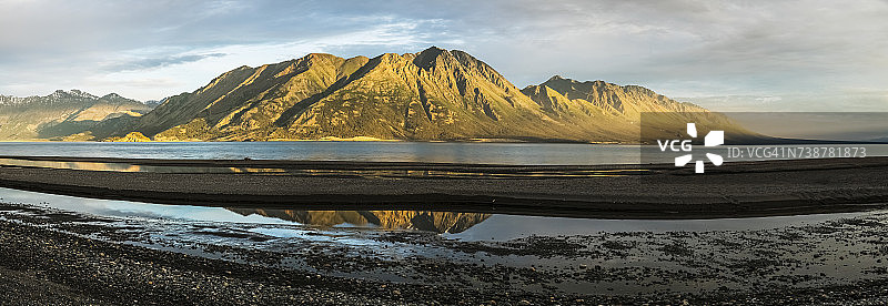 绵羊山和克卢恩湖全景图片素材