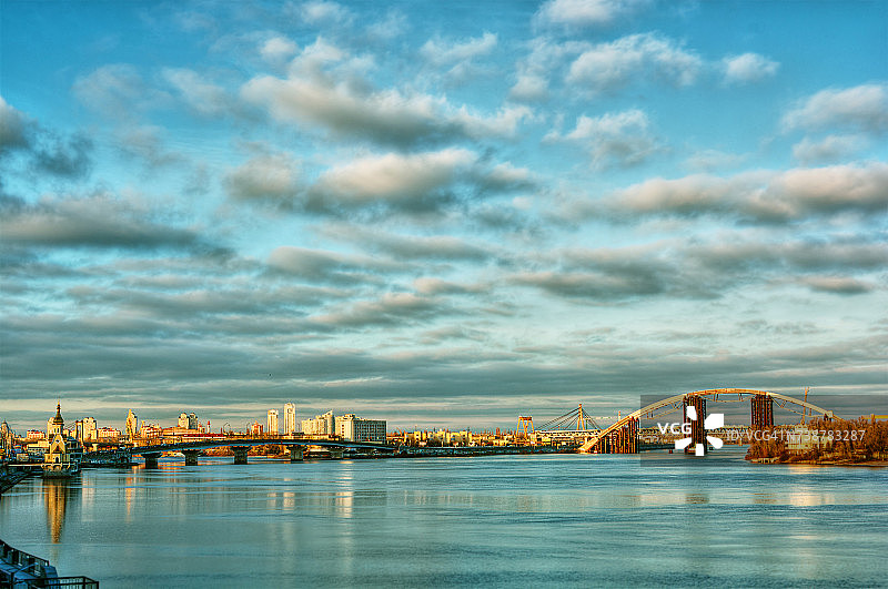 城市天际线和第聂伯河，基辅，乌克兰图片素材
