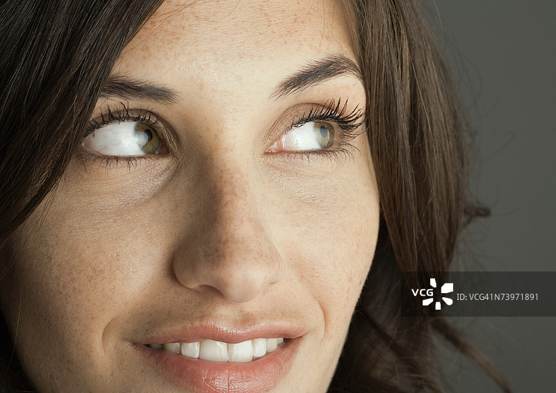 年轻女性的面部肖像图片素材