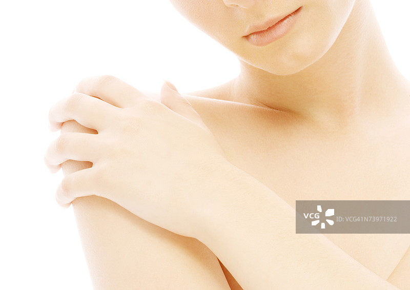 手放在裸露肩膀上的女人特写图片素材