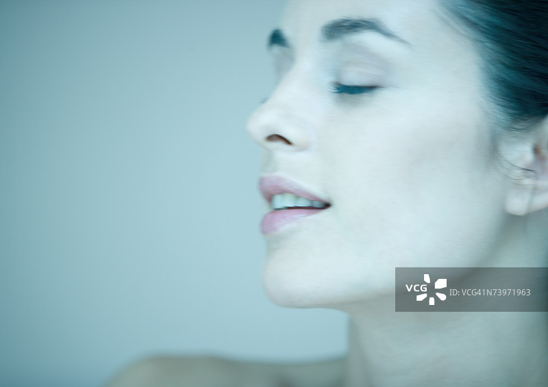 闭着眼睛的女人脸庞图片素材