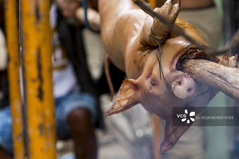 棍子上烤着的猪图片素材