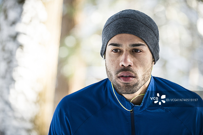 男人听耳机图片素材