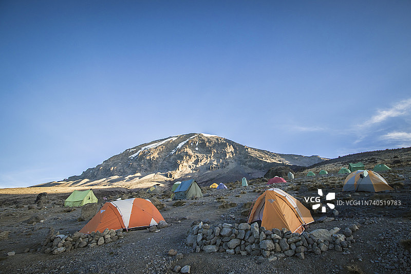 山顶附近的帐篷图片素材