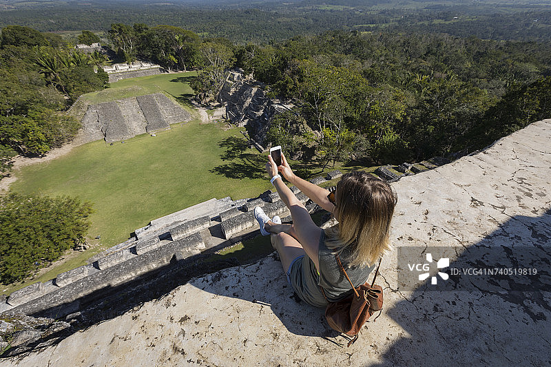 女子在考古遗址顶部拍照图片素材