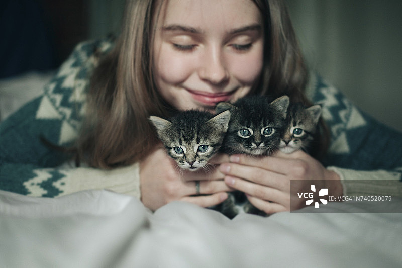 白人女性拥抱小猫图片素材