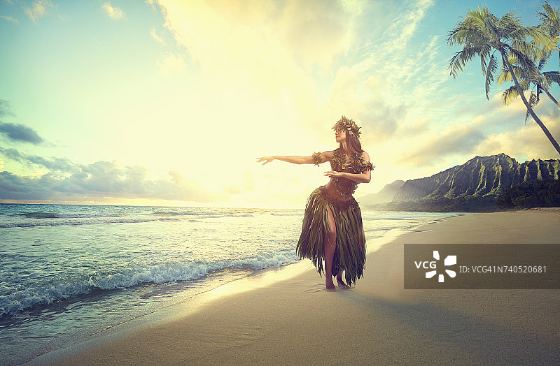 在海滩上跳草裙舞的太平洋岛屿女人图片素材