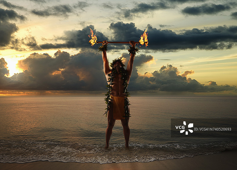 在海滩上手持火炬的夏威夷男人图片素材