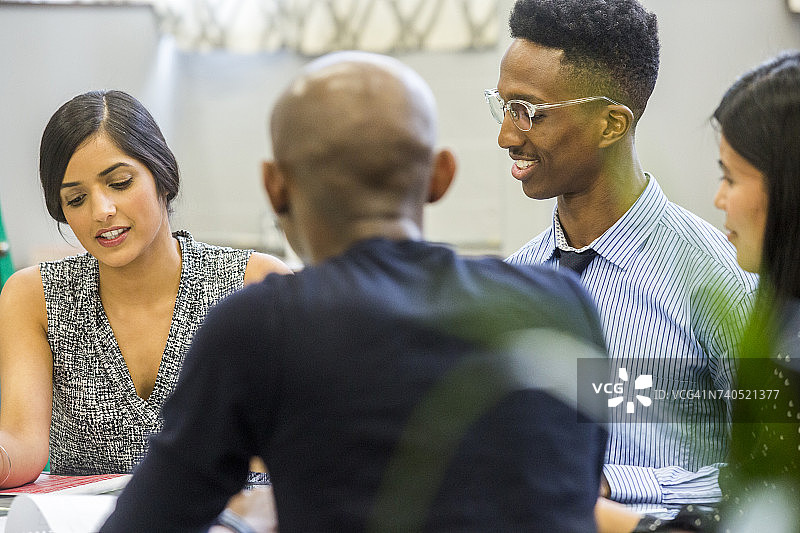 人们在会议中交谈图片素材