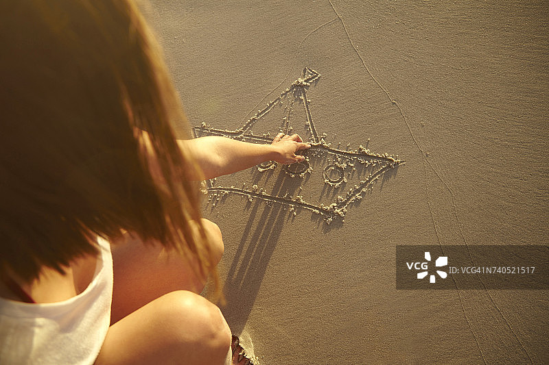 年轻女子在沙滩上绘画，南非西开普省图片素材