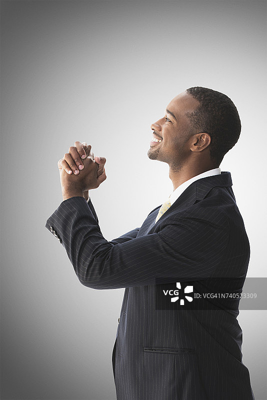 双手合十的微笑的非裔美国商人肖像图片素材