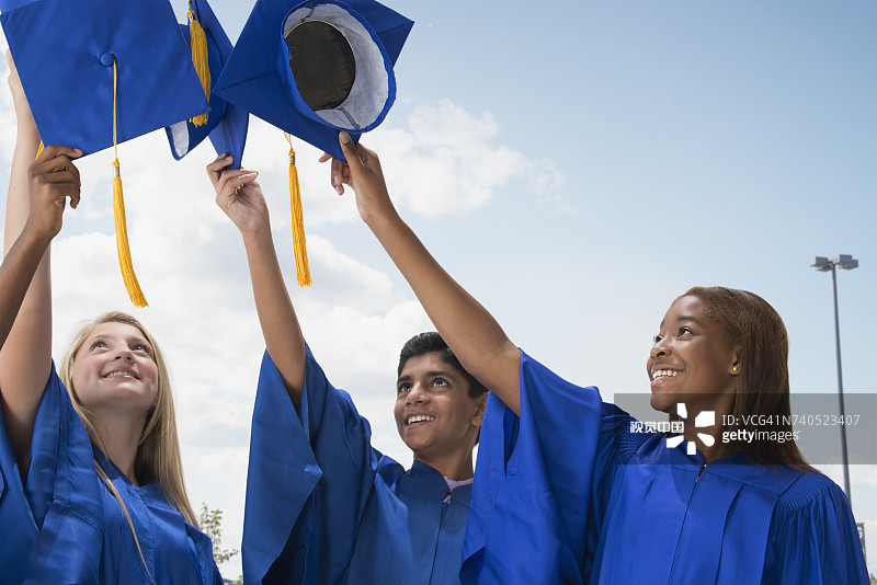 毕业典礼上学生们抛起帽子图片素材