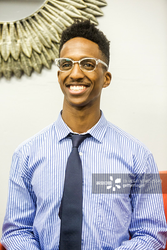 微笑的黑人男商人肖像图片素材