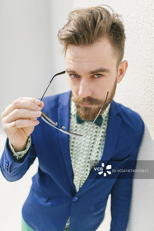 戴眼镜的时尚中东男子肖像图片素材