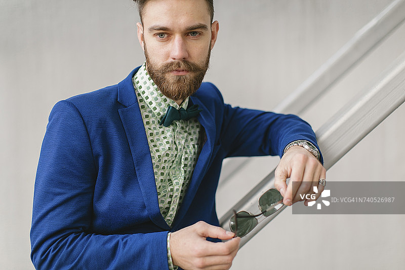 戴着太阳镜的时尚中东男人图片素材