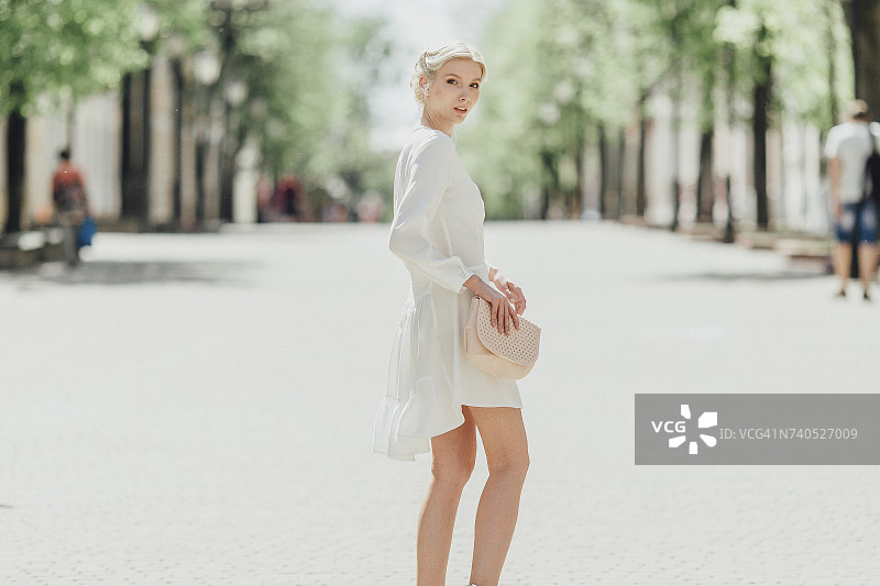 站在街上拿着钱包的中东妇女图片素材