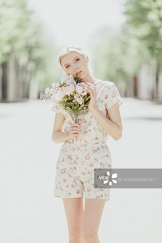 手捧花束的中东女性肖像图片素材