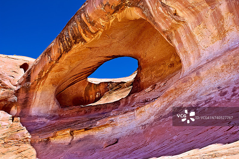 纪念碑谷神秘谷的石拱，美国亚利桑那州图片素材