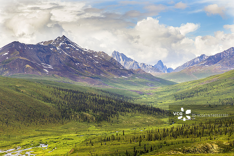 加拿大育空地区墓碑山脉和北克朗代克河风光图片素材