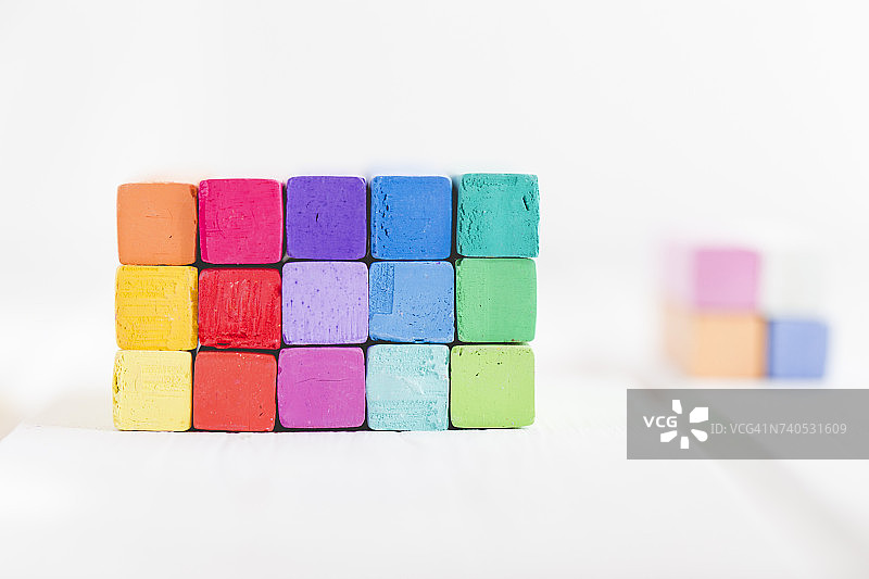 一排彩色粉笔图片素材