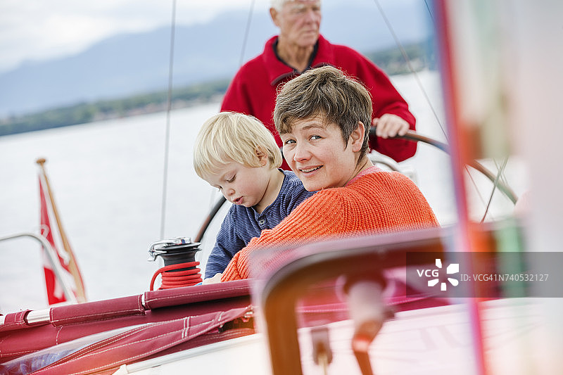 在瑞士日内瓦航行的三代家庭图片素材