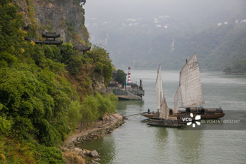 停泊在湖北省长江支流神农溪的旧式帆船图片素材