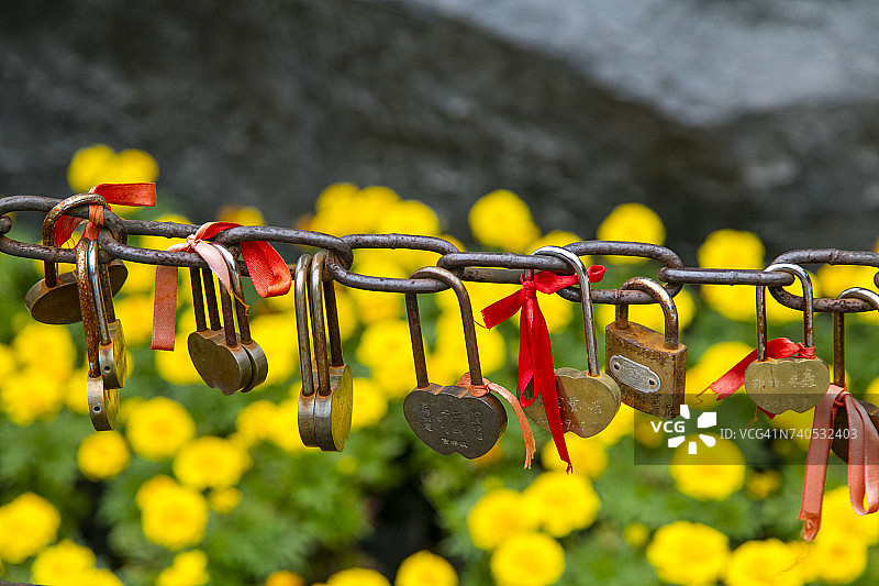 中国长江白帝城爱情锁特写图片素材