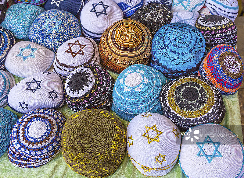 以色列萨费德街头市场出售的装饰有大卫之星的犹太小圆帽图片素材